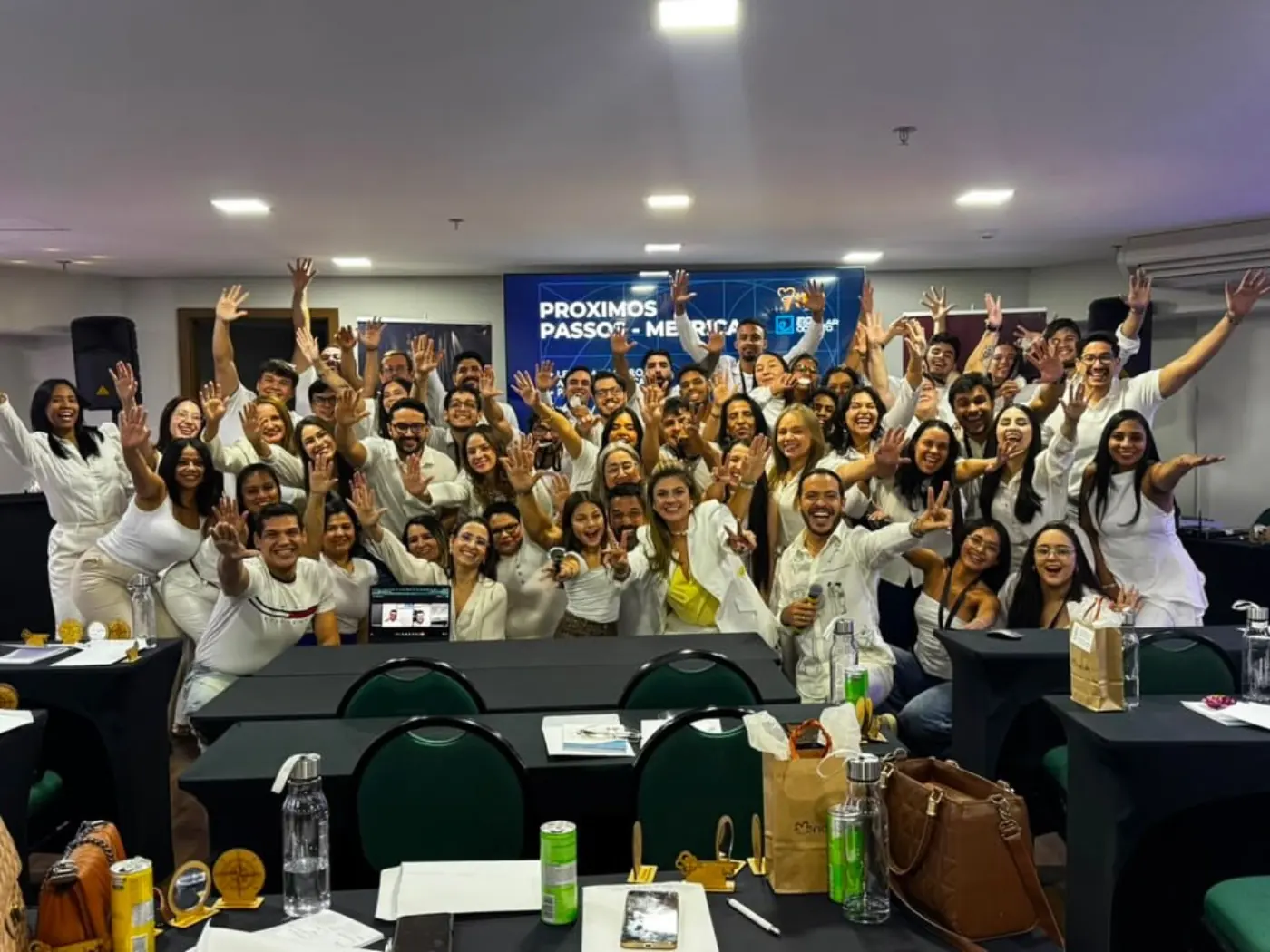 Equipe comemorando resultados durante um encontro do time comercial